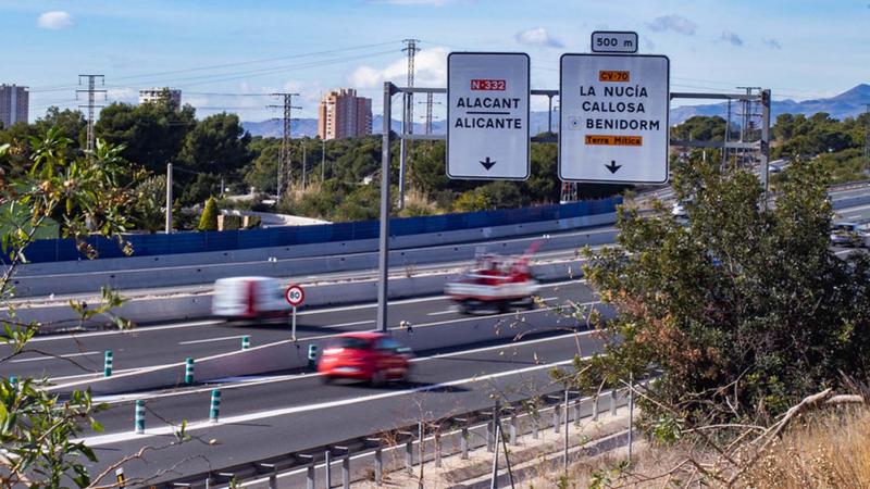 Un fallecido de 47 años en Benidorm al chocar su ciclomotor contra un coche