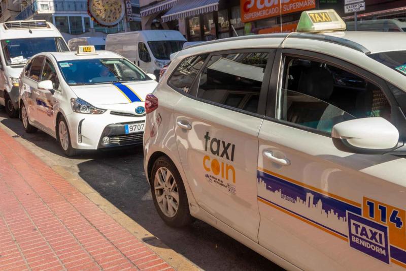 Radio Taxi Benidorm se opone a la ampliación de licencias que los conductores asalariados reclaman
