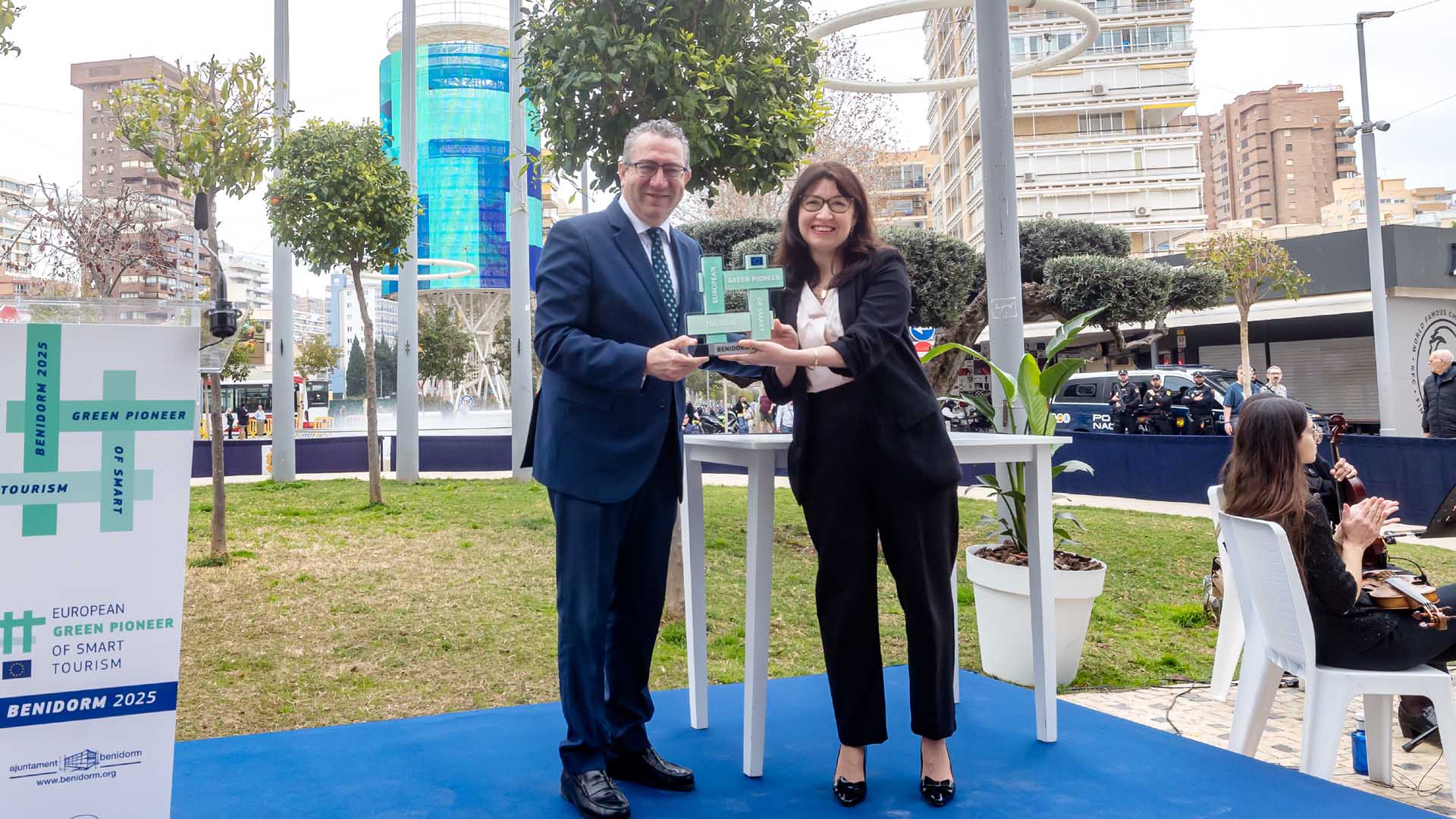 Benidorm ya exhibe en la plaza Triangular el distintivo Pionero Verde 2025 de la Comisión Europea