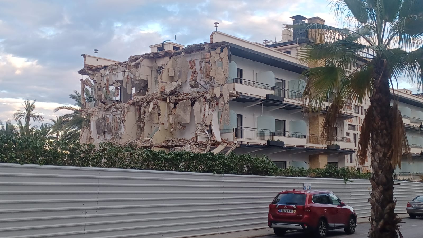 Adiós a un icono del ‘skyline’ de Benidorm: arranca el derribo del Hotel Delfín