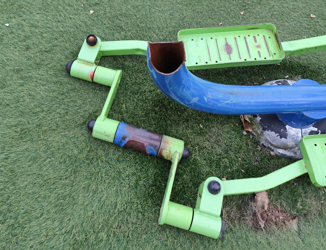 Una máquina rota, suelo levantado o ratas: el PP de Altea denuncia el estado de parques y zonas recreativas