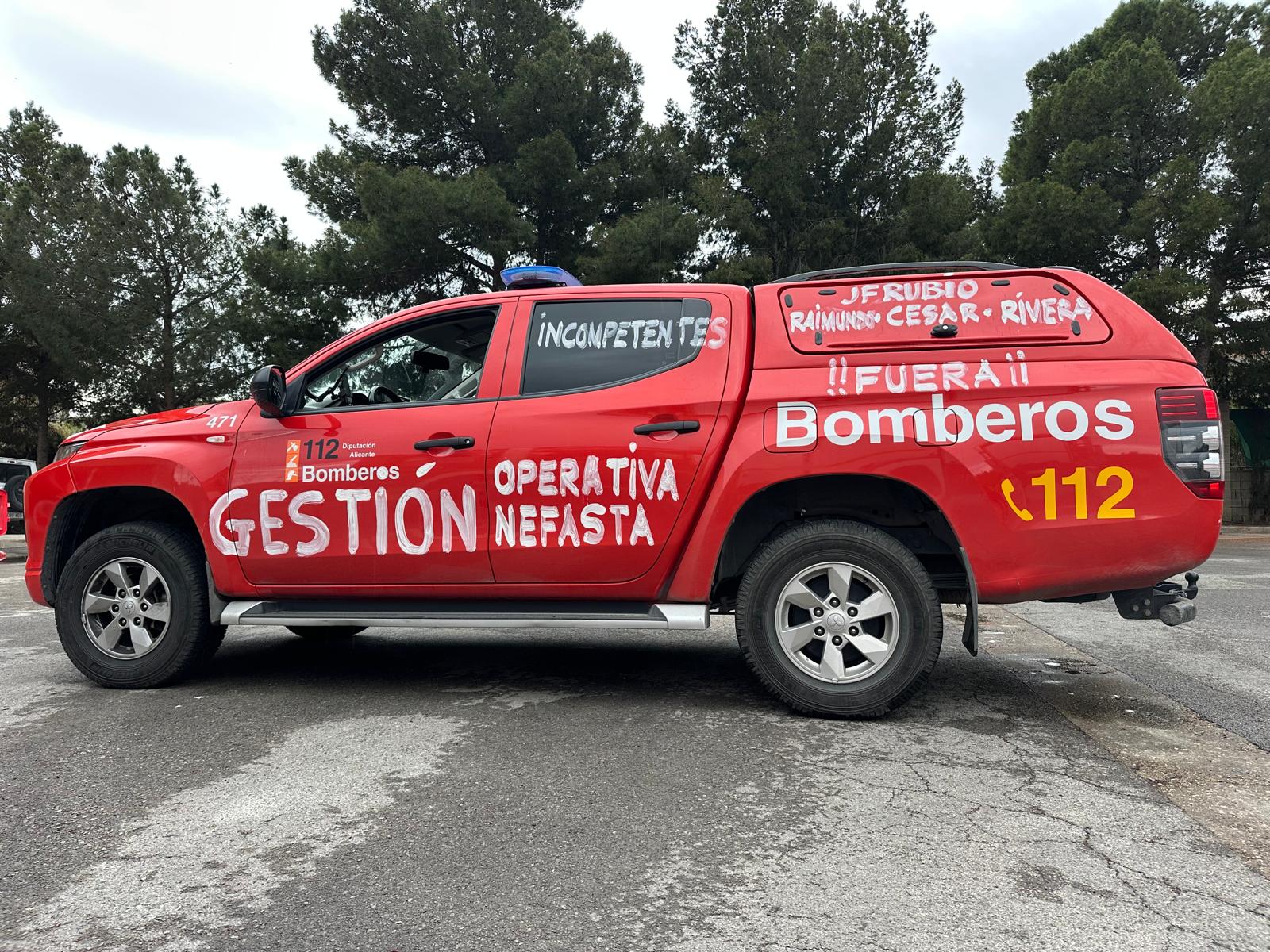 Los vehículos de los Bomberos del Consorcio Provincial de Alicante aparecen con pintadas reivindicativas ante la falta de avances en las negociaciones