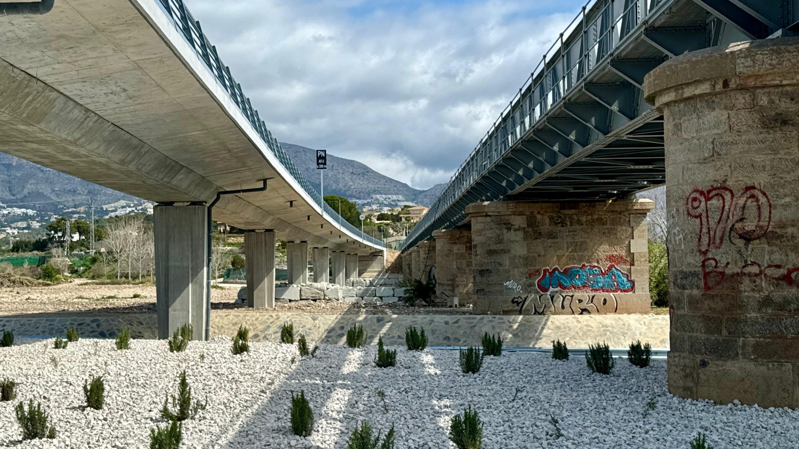 Abren en Altea la pasarela ciclopeatonal y el aparcamiento del viaducto sobre el río Algar