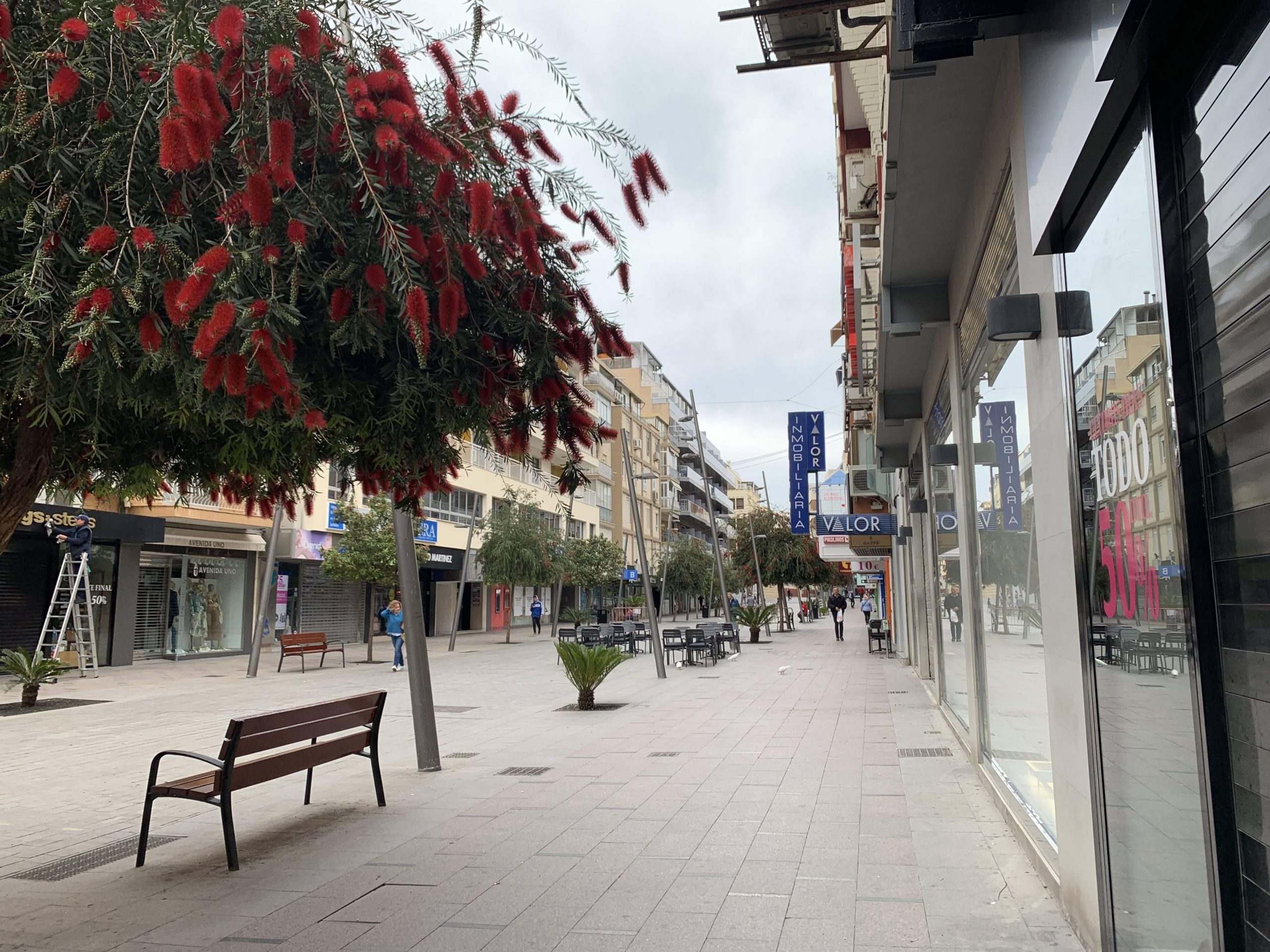 Despliegue policial en el centro de Benidorm para rescatar a un turista inglés del letrero de una inmobiliaria