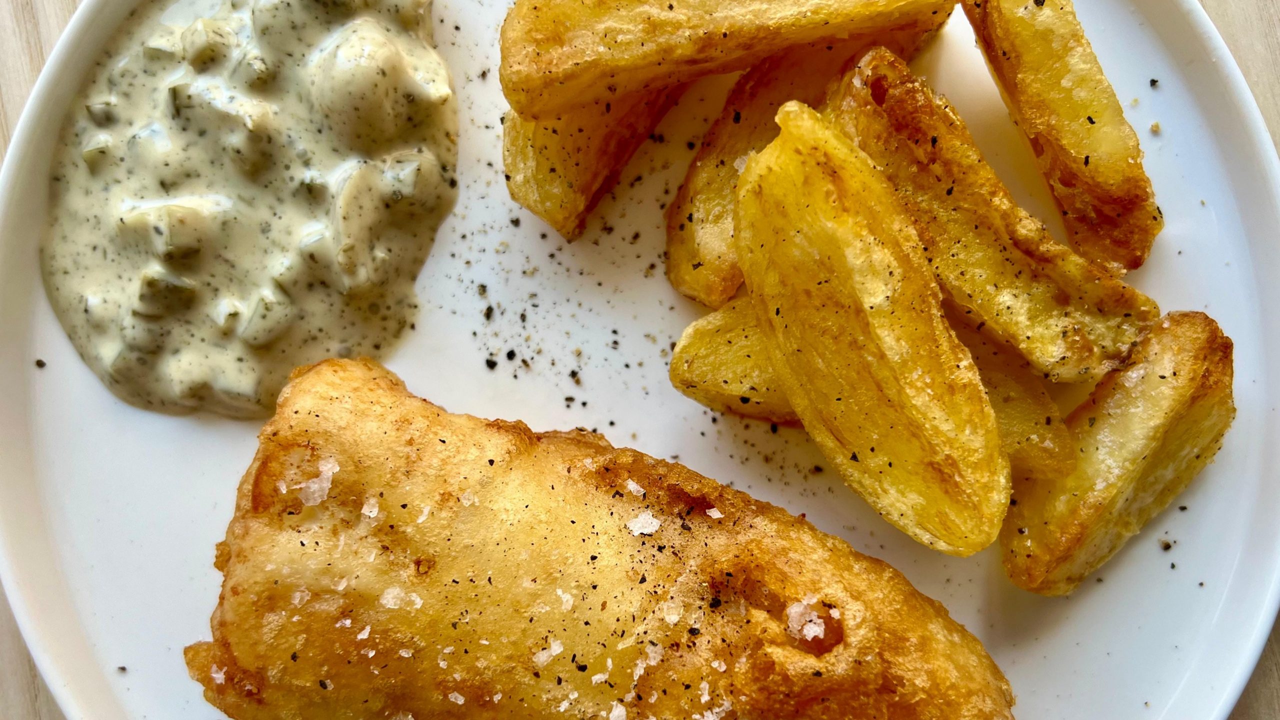 Un turista británico se rinde al precio del «fish and chips» español y la audiencia le pone en su sitio: «Nos hemos cargado Benidorm»