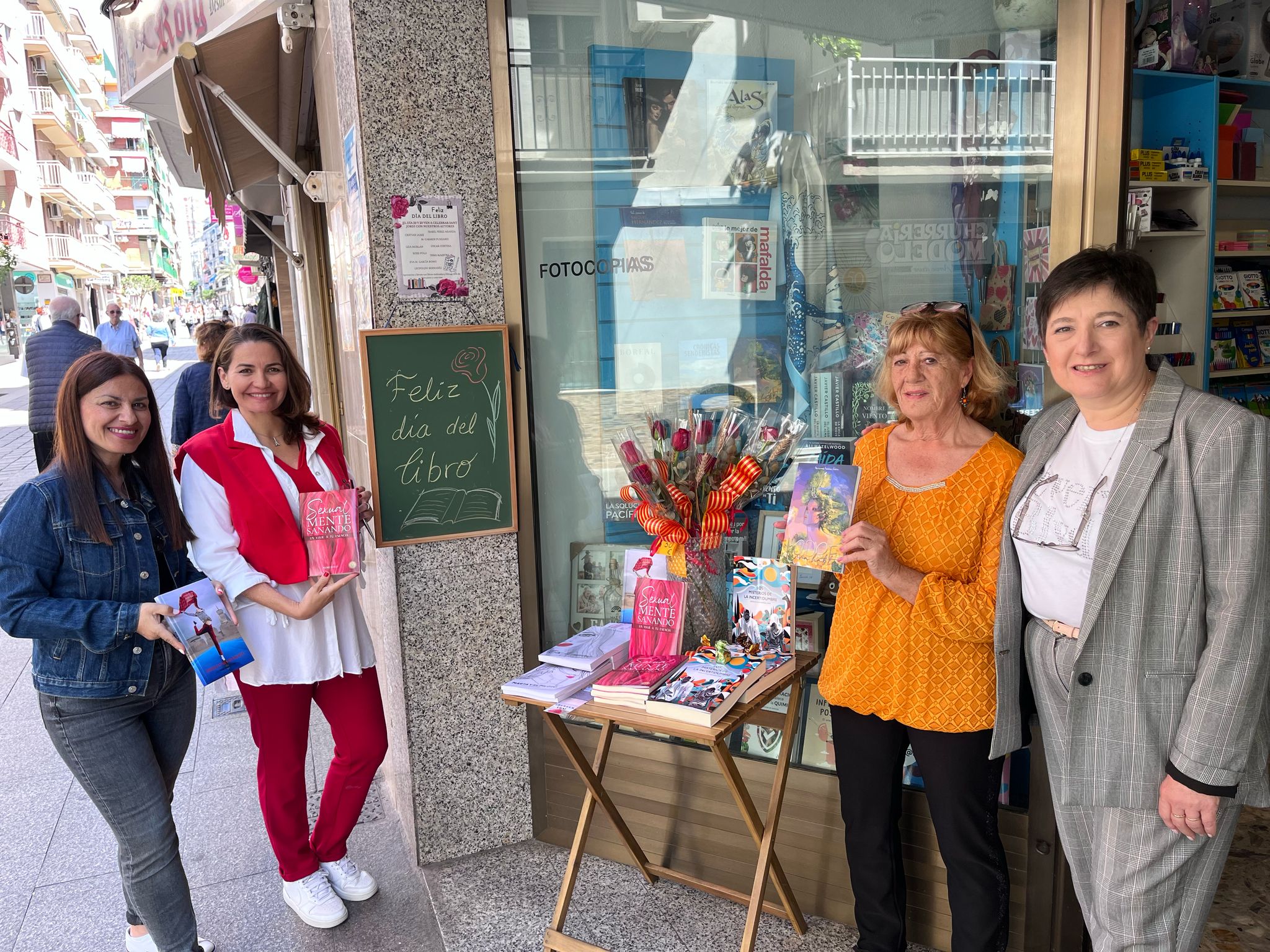 Escritores y librerías de Benidorm se reivindican en el Día del Libro