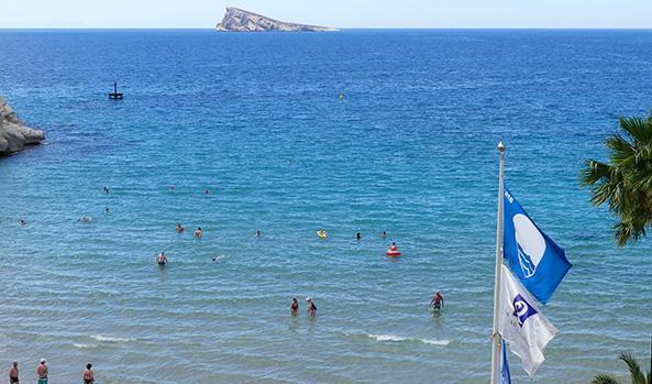 Las doce playas de Benidorm y la Marina Baixa con bandera azul: entra una nueva, recuperan dos y se pierden otras dos