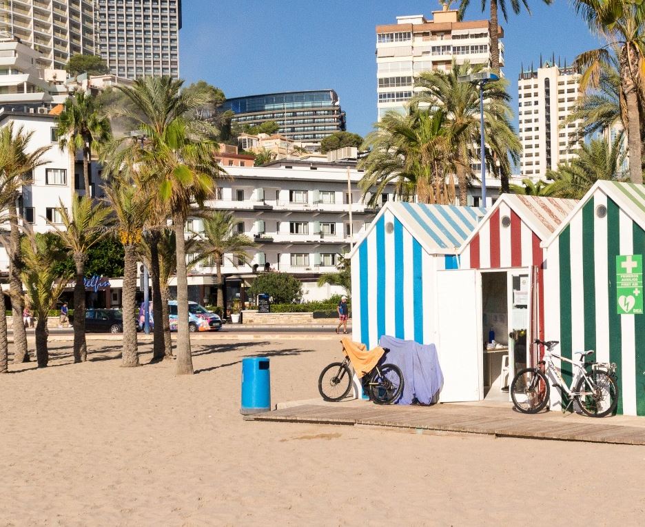 Benidorm tira del turismo de la Costa Blanca y es el único destino que iguala las cifras de 2024