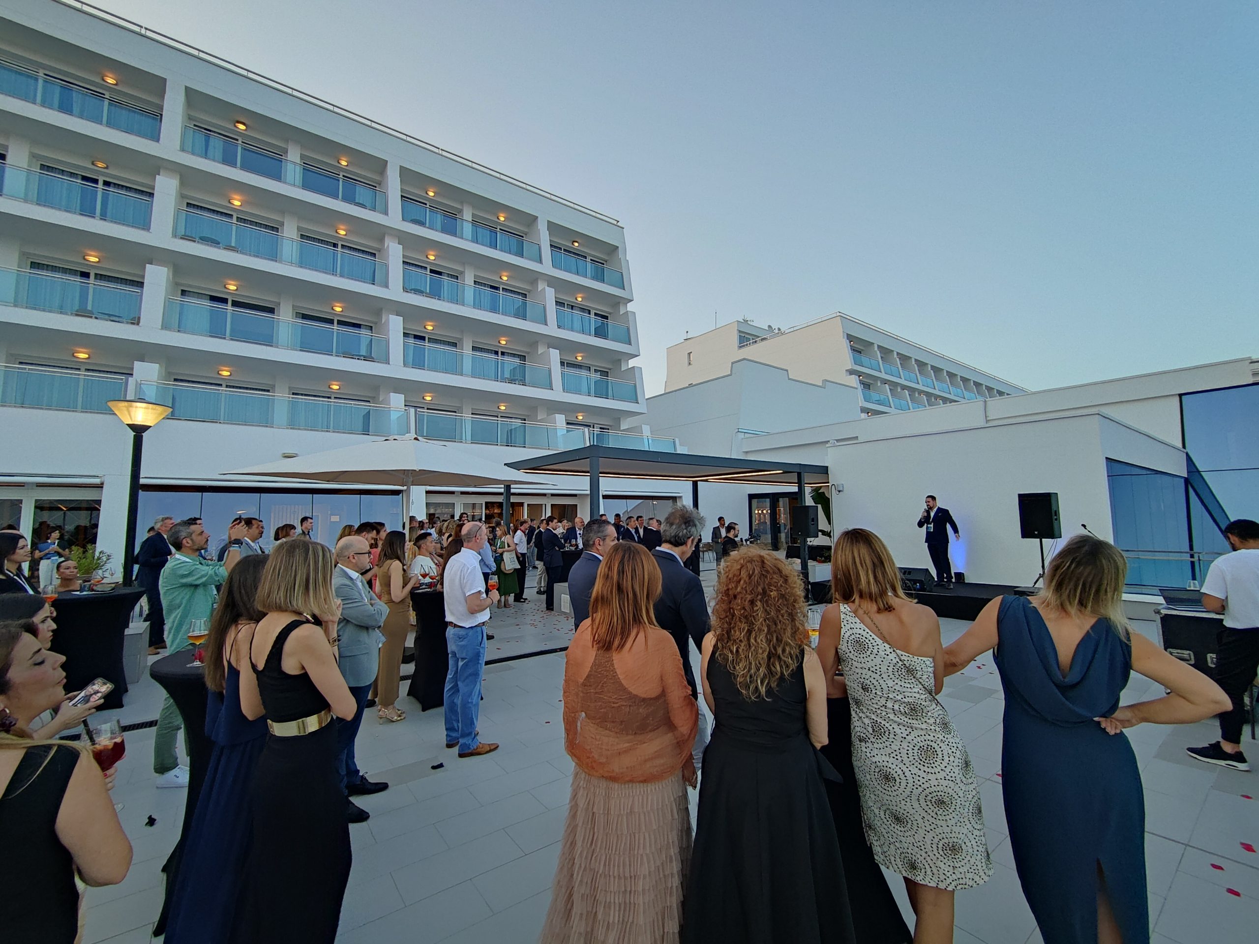 Más de 120 drones iluminan el estreno del nuevo hotel Marriot en Benidorm