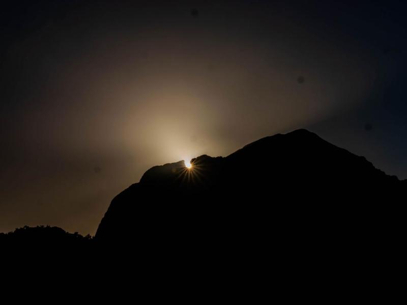 El sol volverá a colarse este sábado por el ‘Tajo de Roldán’ del Puig Campana