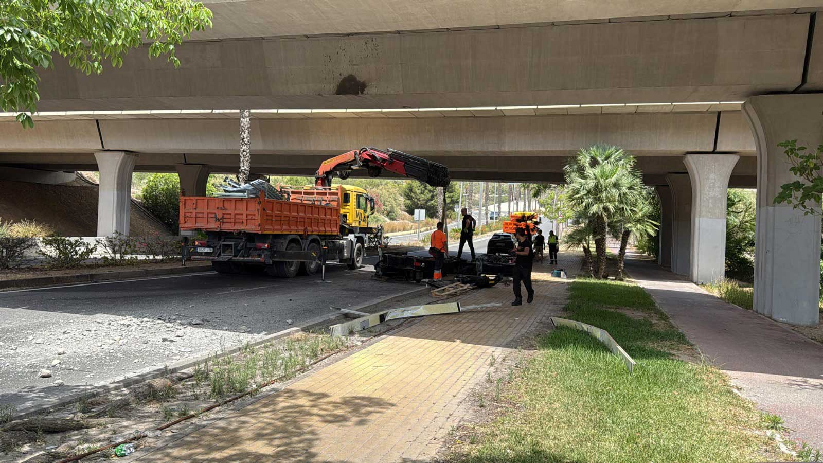 Un camión grúa choca con un puente de la AP-7 en Benidorm: estos son los cortes de tráfico