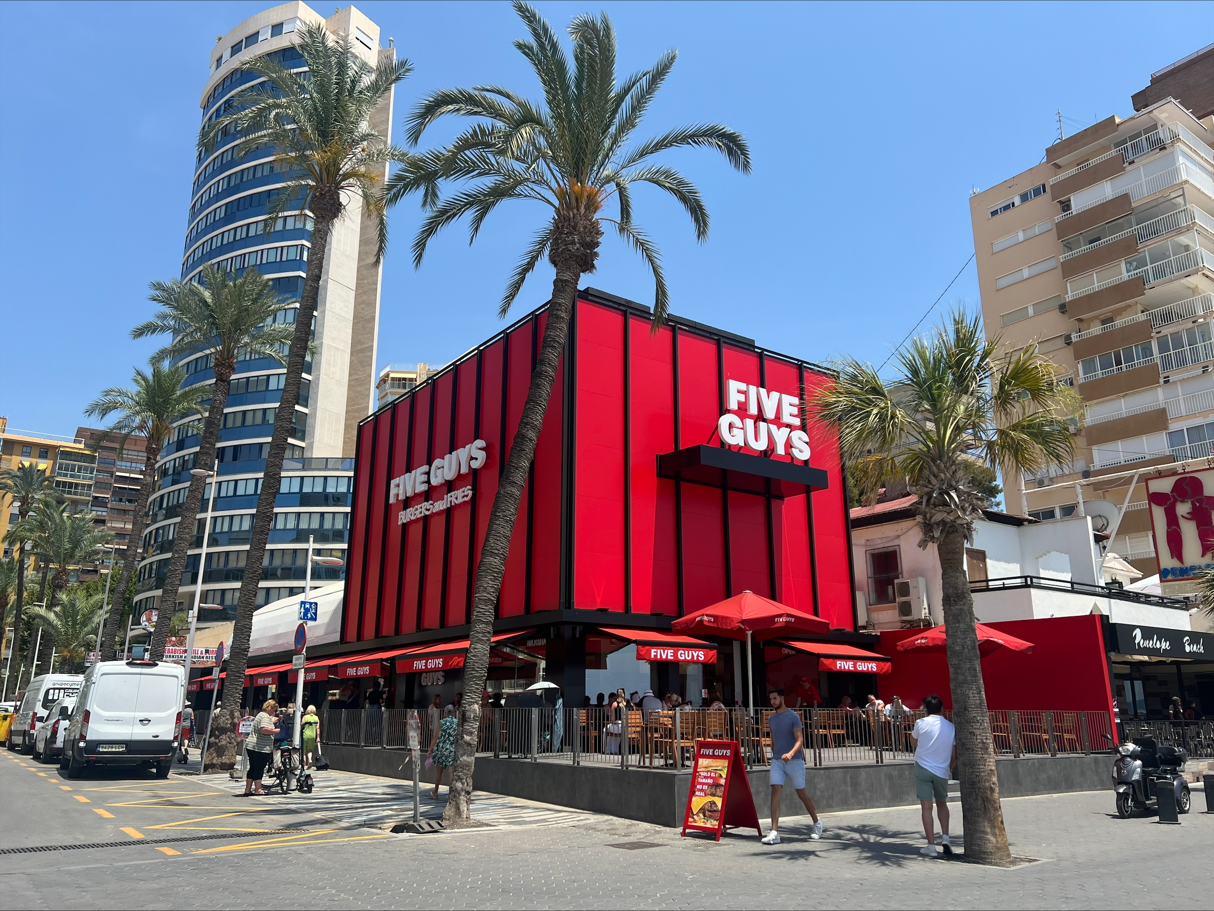 Five Guys abre sus puertas en Benidorm con todo su sabor y energía
