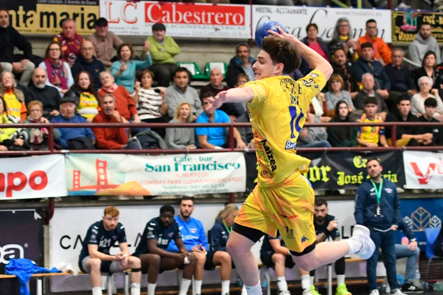El Balonmano Servigroup Benidorm apuesta por la juventud con Pol Roy