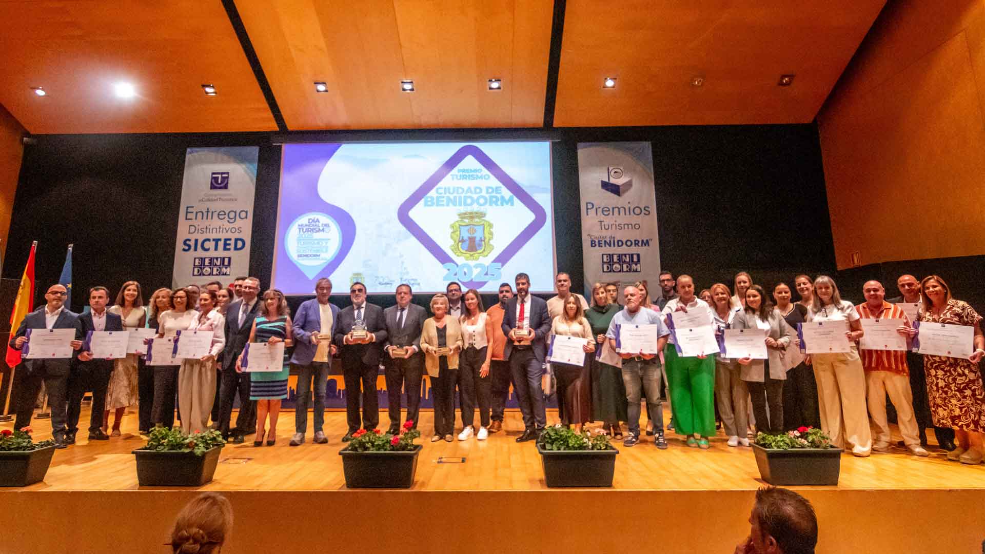 Benidorm celebra el Día del Turismo con sus premios, varios retos y un emotivo recuerdo