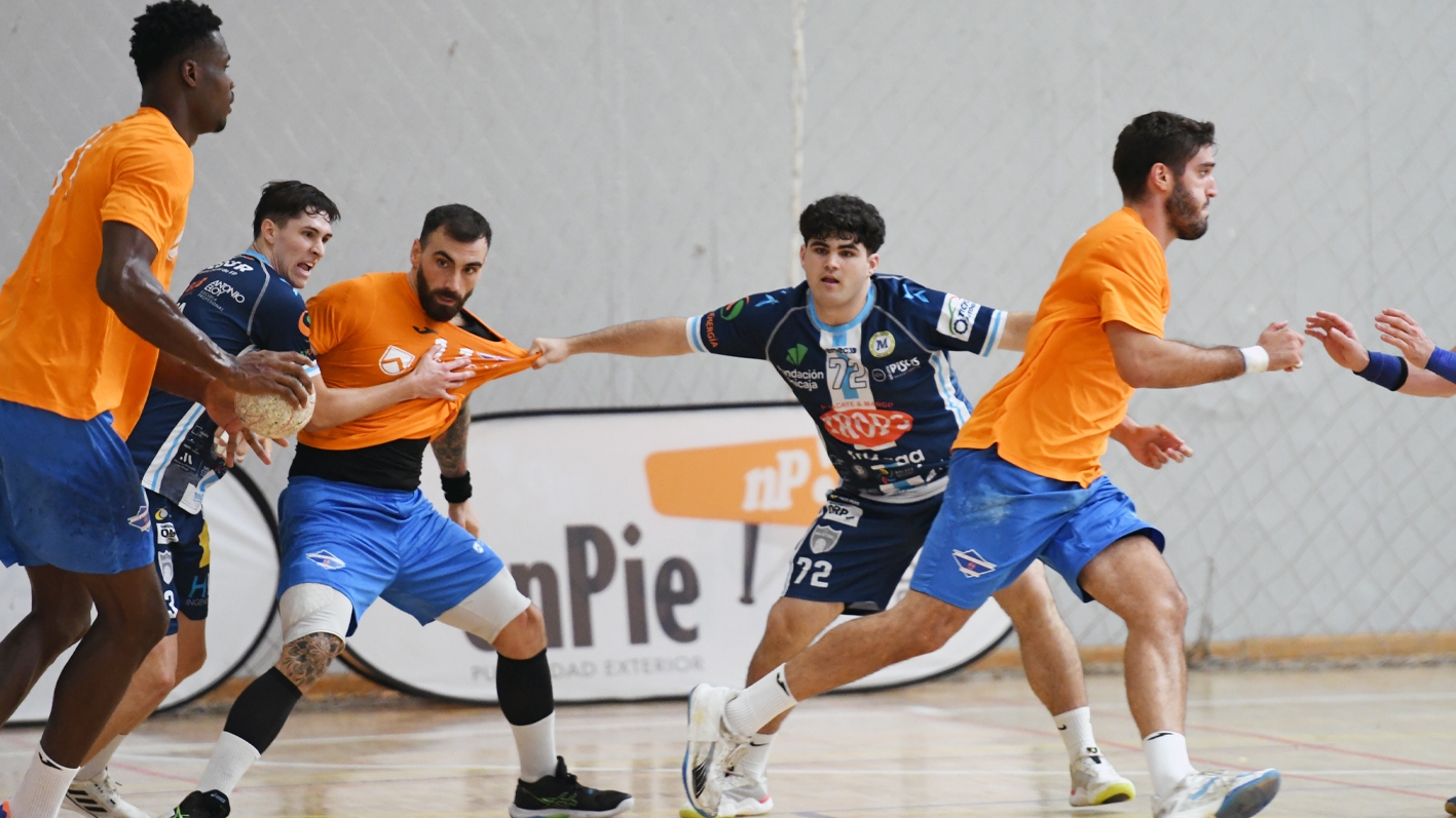 El Balonmano Servigroup Benidorm cae en Málaga tras un duelo muy igualado