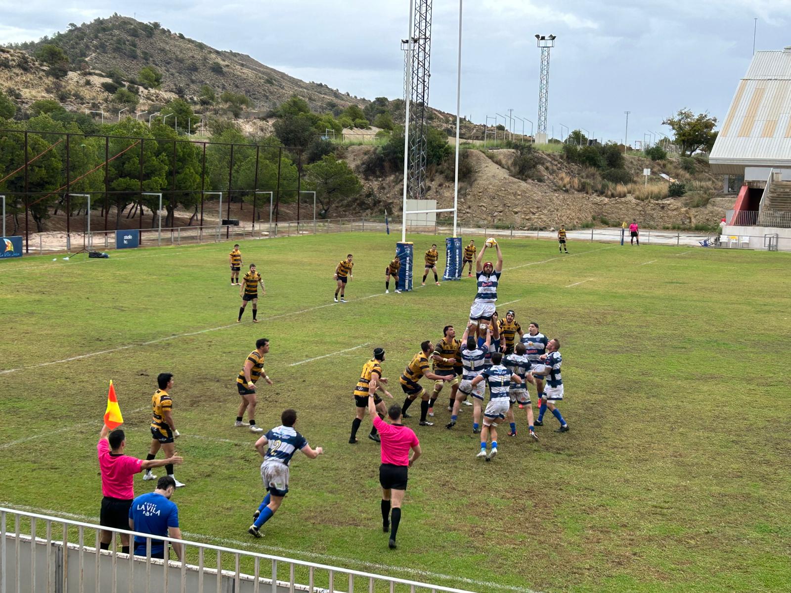 El Huesitos-La Vila enamora a su afición ante el Burgos