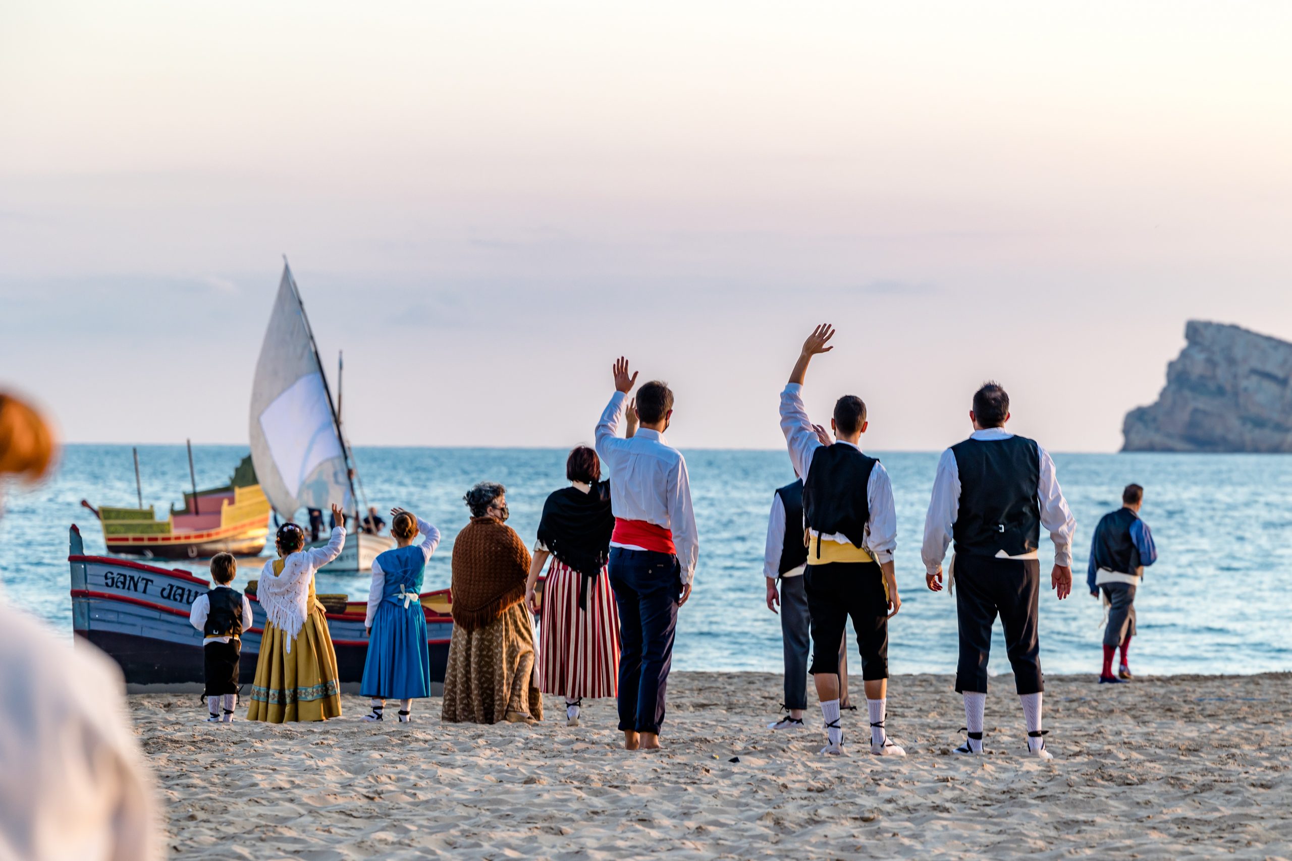 Así viven las Fiestas de Benidorm policías, sanitarios, deportistas, músicos o periodistas