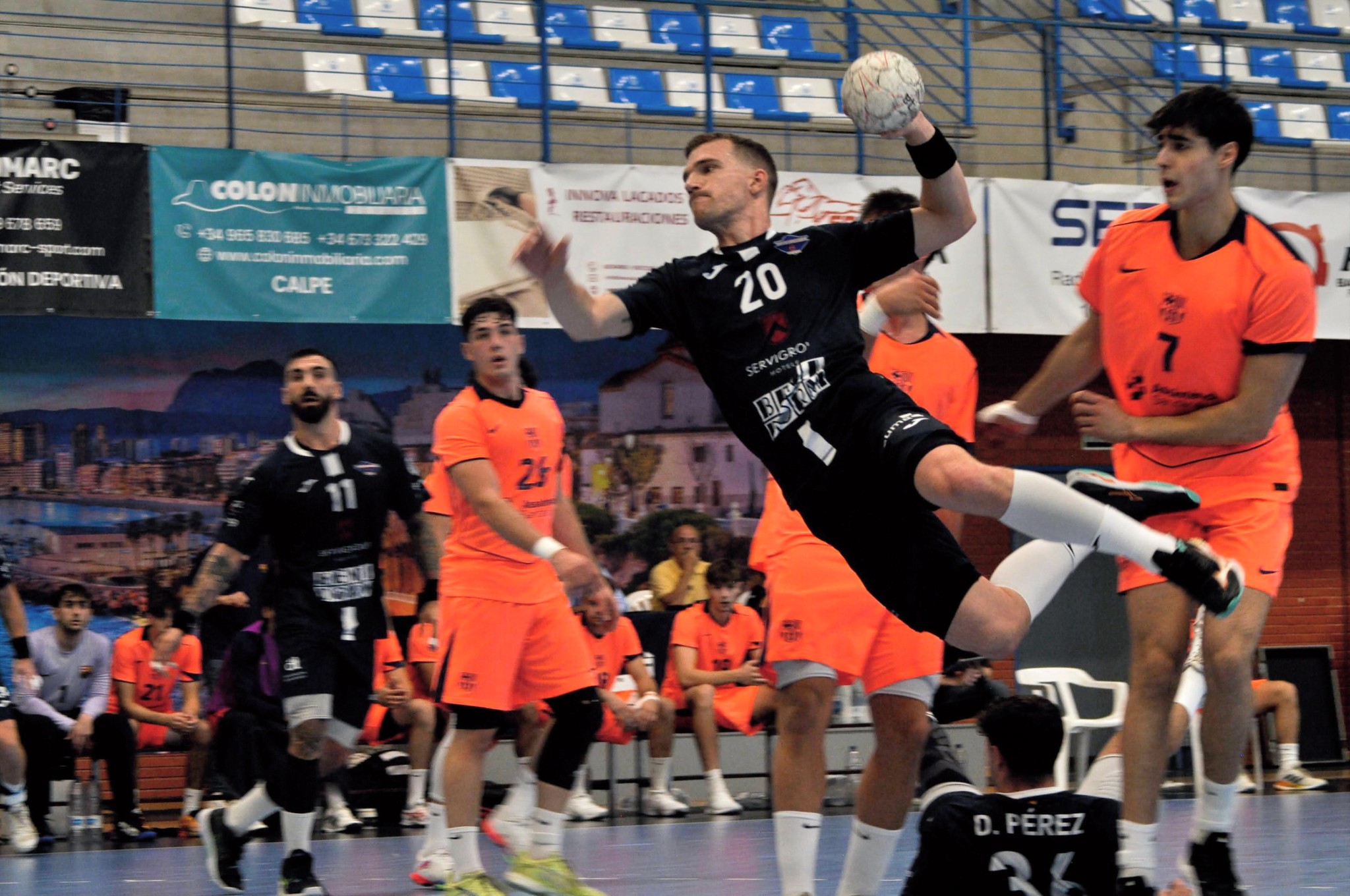 El Balonmano Servigroup Benidorm cierra su agitado noviembre en Alcobendas