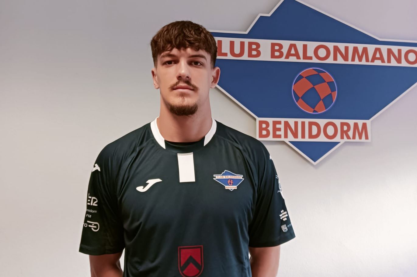 El Balonmano Servigroup Benidorm apuesta por la juventud con Uros Ostojic