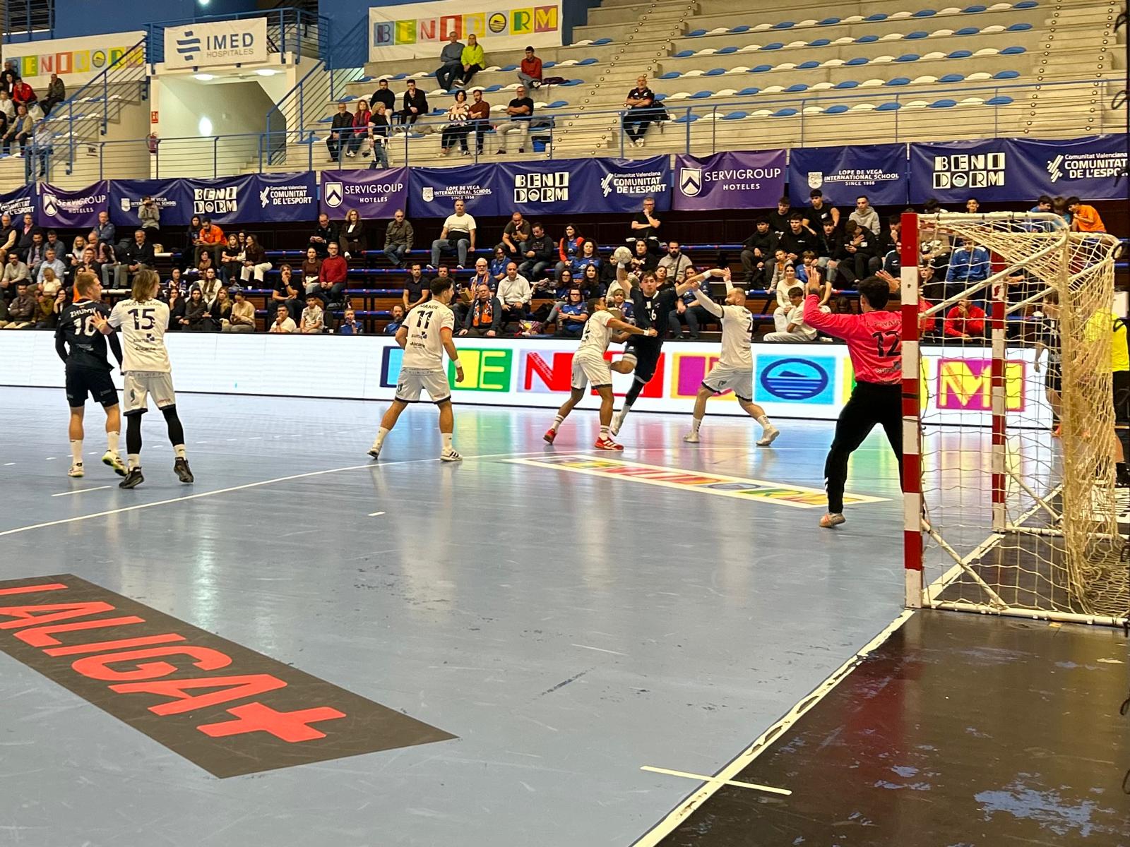 El Balonmano Servigroup Benidorm brilla y sufre en una noche de infarto