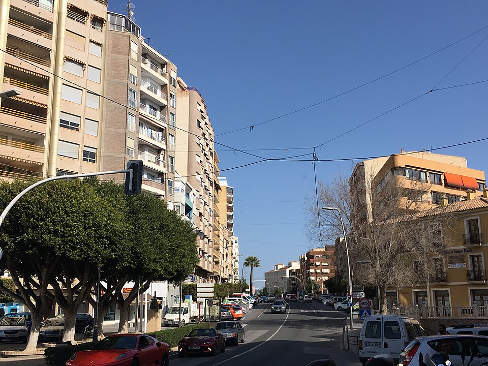 Condenan a un Policía Local de Villajoyosa por agredir a un peatón que le recriminó cómo dirigía el tráfico