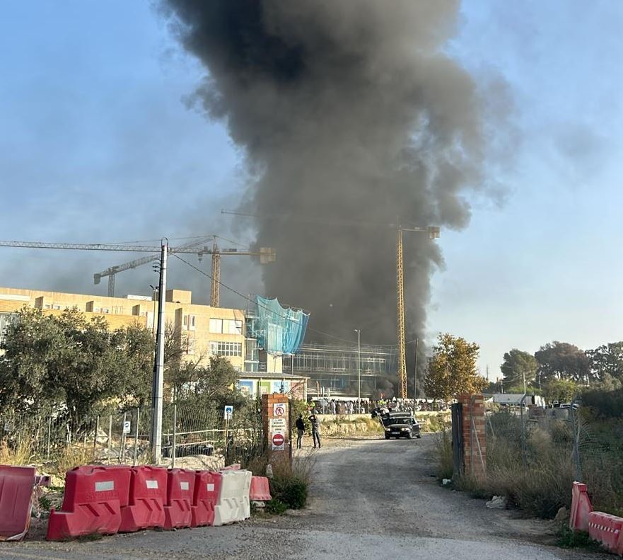 Los bomberos confirman que “no hay heridos” en el incendio del Hospital de la Marina Baixa