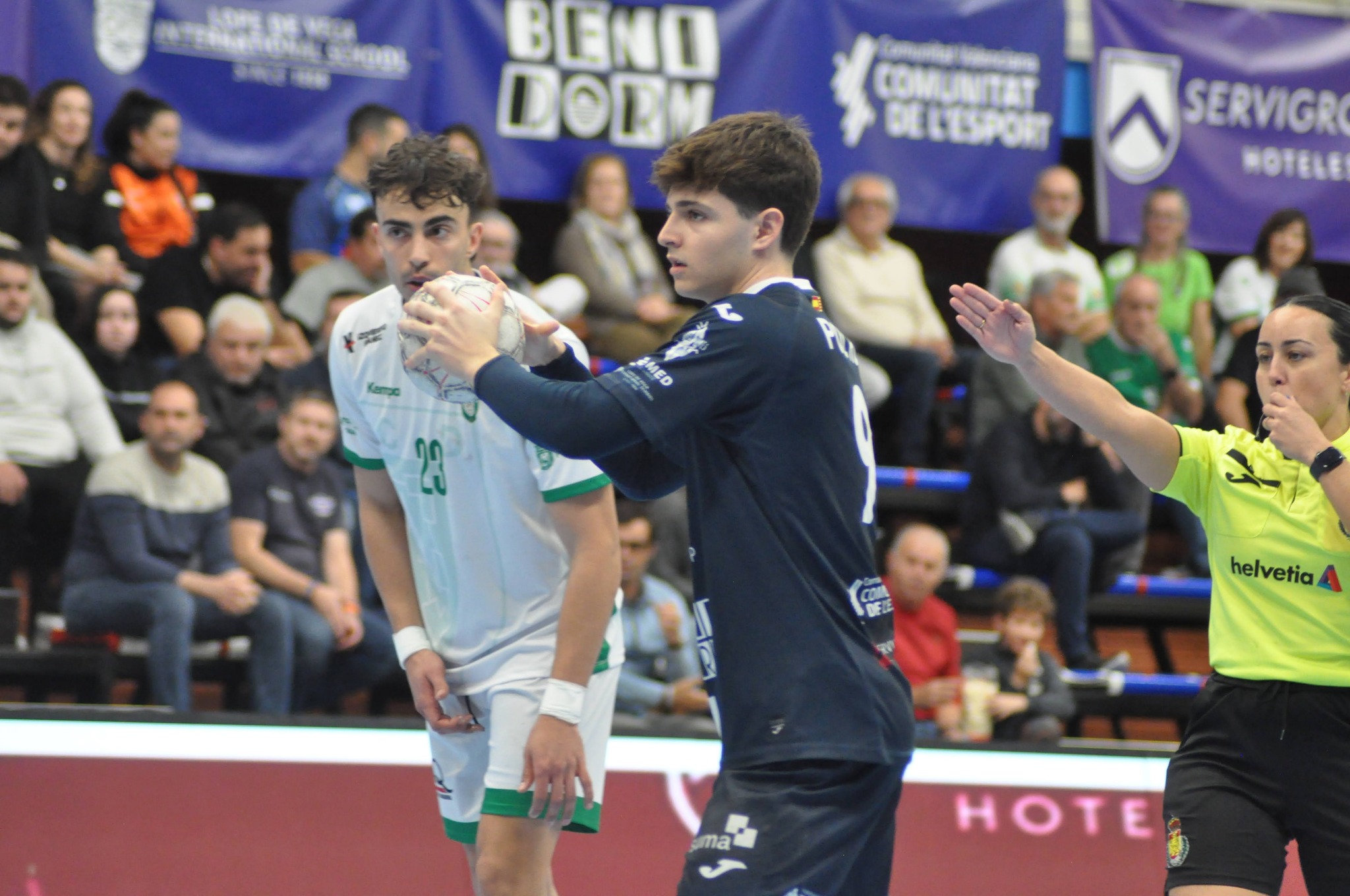 El Balonmano Servigroup Benidorm cierra la primera vuelta ante Cisne