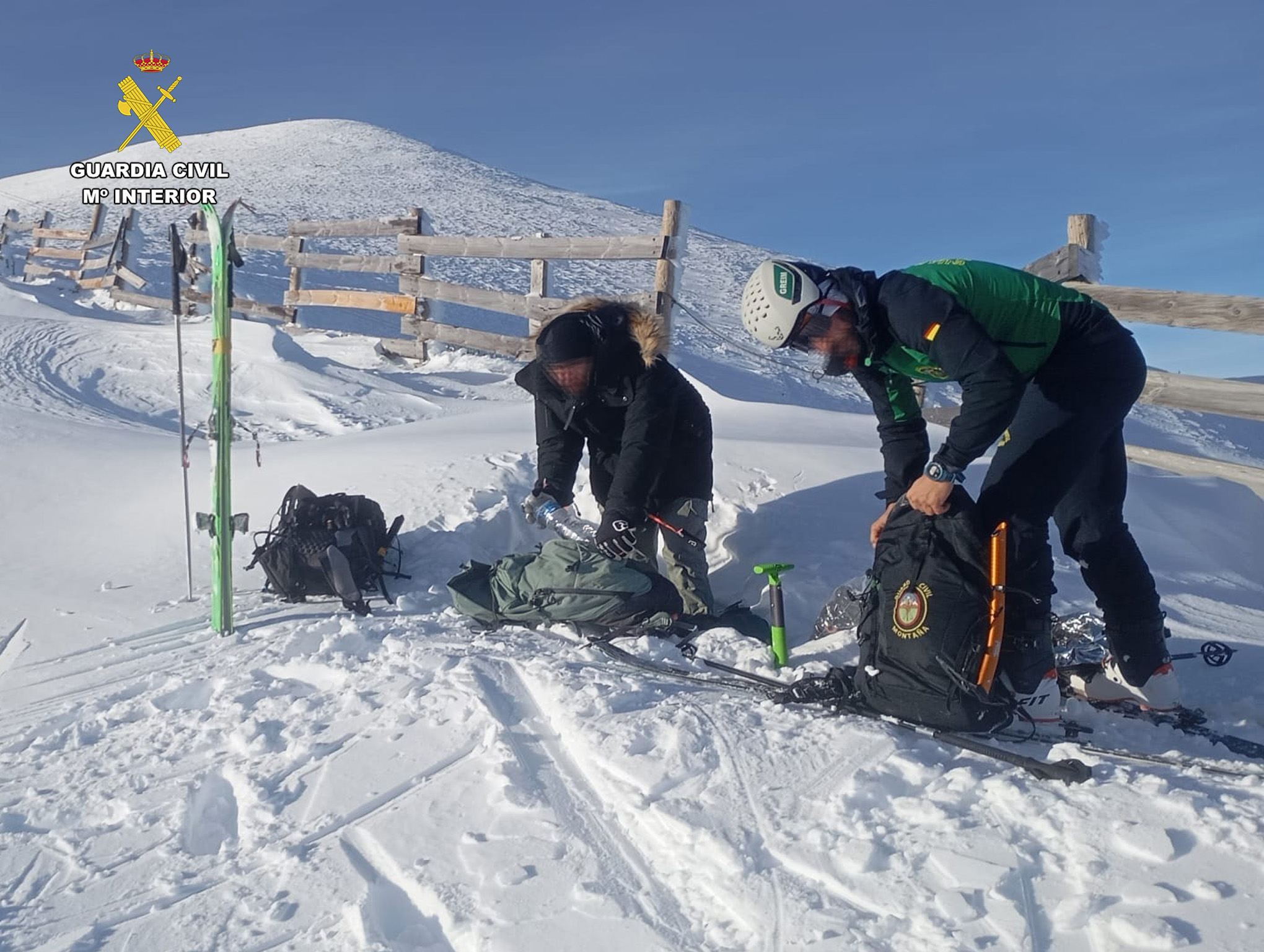 La Guardia Civil auxilia a un joven de Benidorm al intentar subir al pico más alto de La Rioja sin experiencia ni material