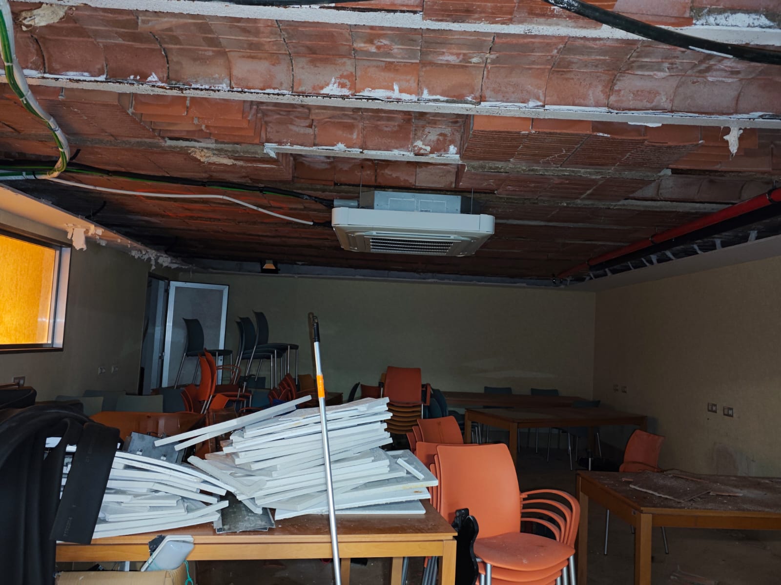 Las humedades vuelven a tomar la Biblioteca Central de Benidorm