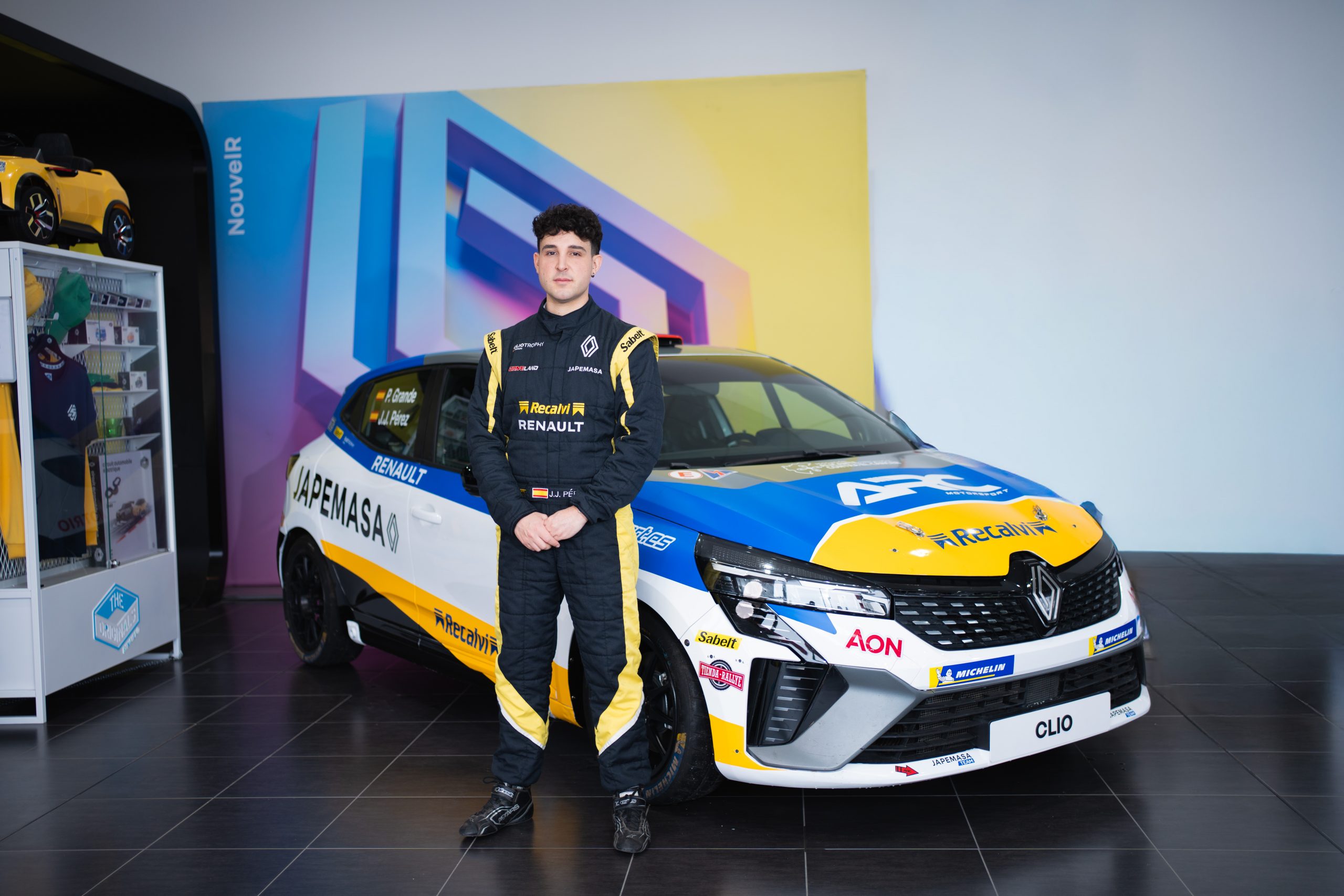 J.J. Pérez renueva su compromiso con la Asociación de Alicante para la Lucha Contra el Cáncer en los rallyes