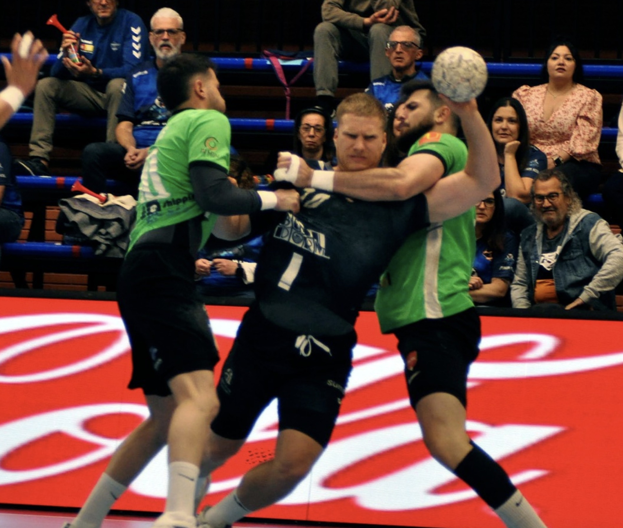 El Balonmano Servigroup Benidorm escenifica su hundimiento ante Alcobendas