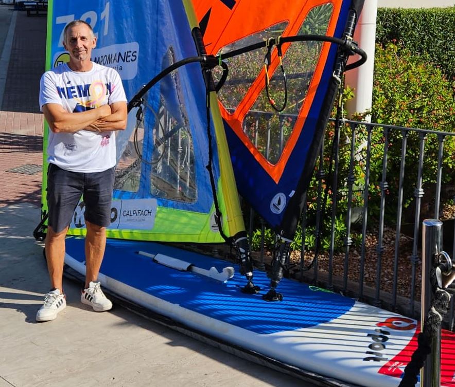 Darío Quesada volverá a intentar unir Benidorm e Ibiza sobre una tabla de windsurf