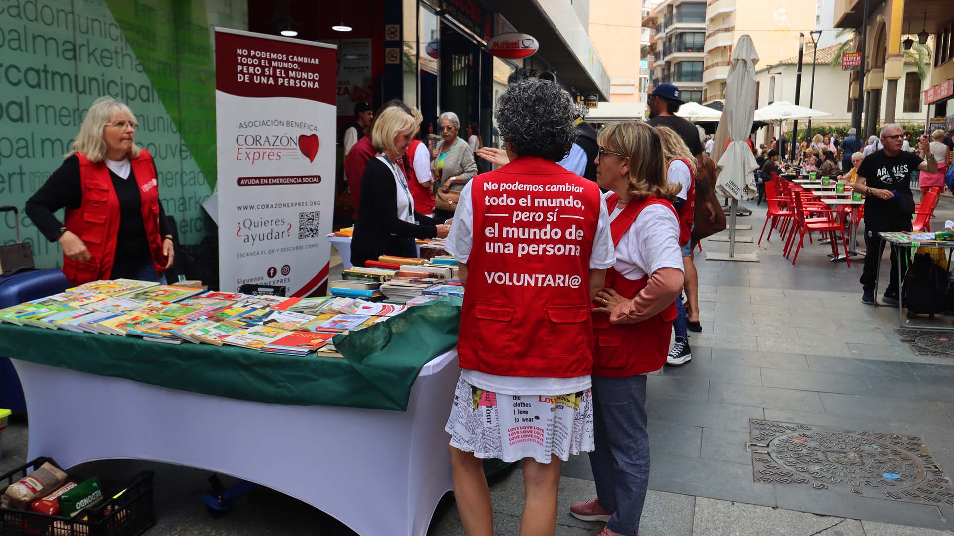‘Un libro x un kilo’ en Benidorm: así es la iniciativa de la UNED y Corazón Exprés