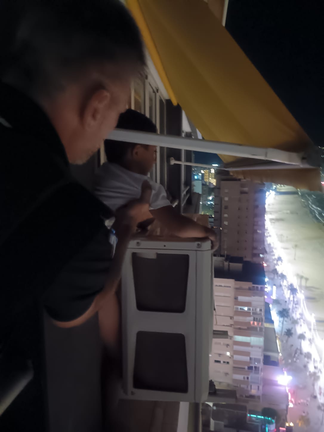 La Policía Local de Benidorm rescata a un niño de ocho años que estaba sentado sobre un aire acondicionado en un piso 21
