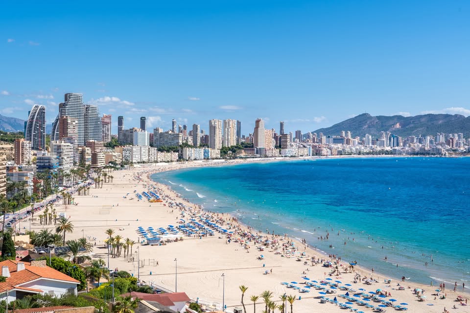La Policía Local de Benidorm alerta de una estafa en el servicio de alquiler de hamacas en sus playas