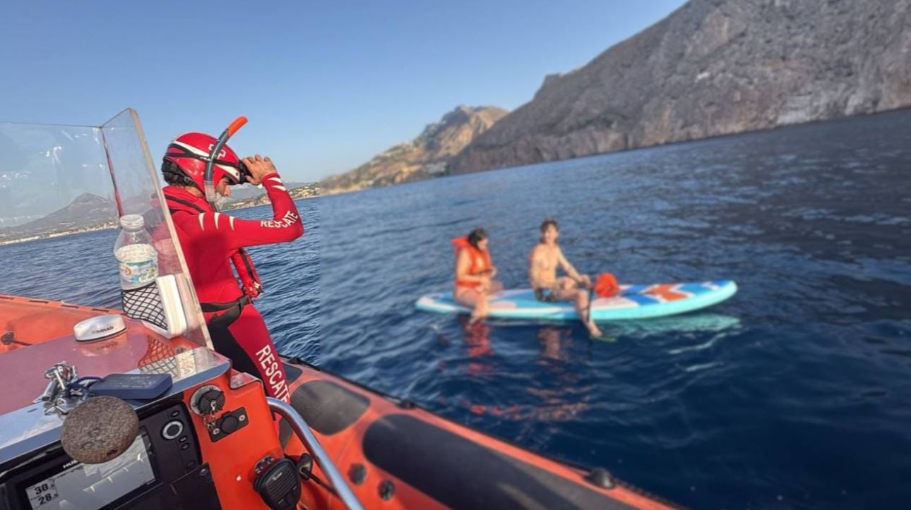 Cruz Roja rescata a dos personas a la deriva en paddle surf frente al Morro de Toix