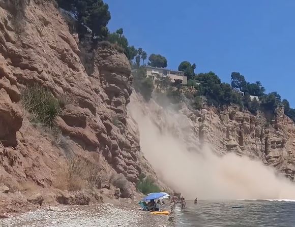 Susto en Altea tras un desprendimiento de tierra sobre la playa de la Solsida