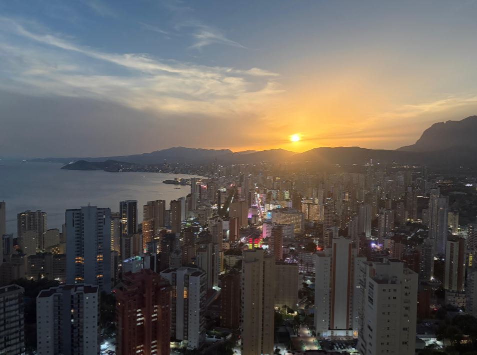 Récord tórrido en Benidorm: 61 noches por encima de 25 grados en 2026