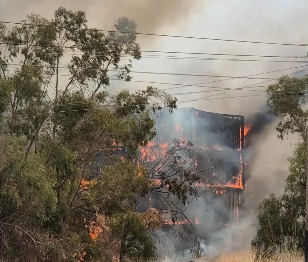 Los bomberos dan por extinguido el incendio en la antigua discoteca Manssion de Benidorm